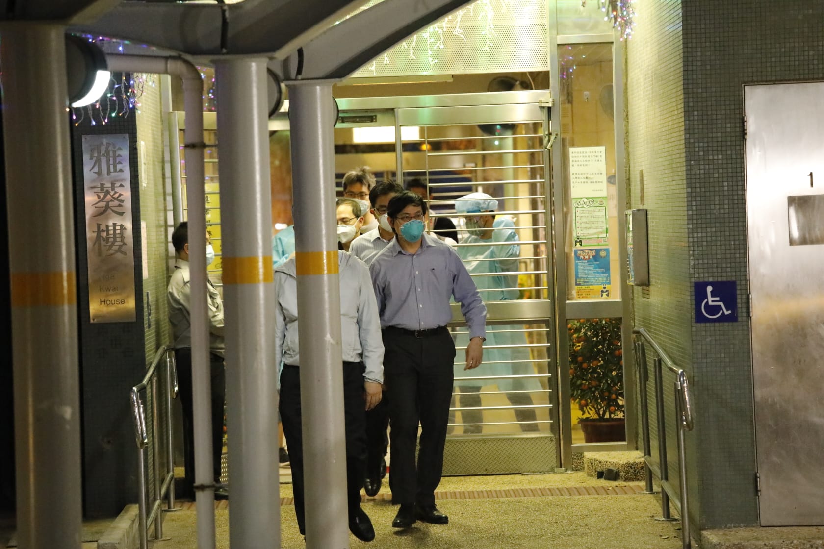 歐家榮等衞生防護中心代表，晚上到葵涌邨雅葵樓視察。(林俊源攝)