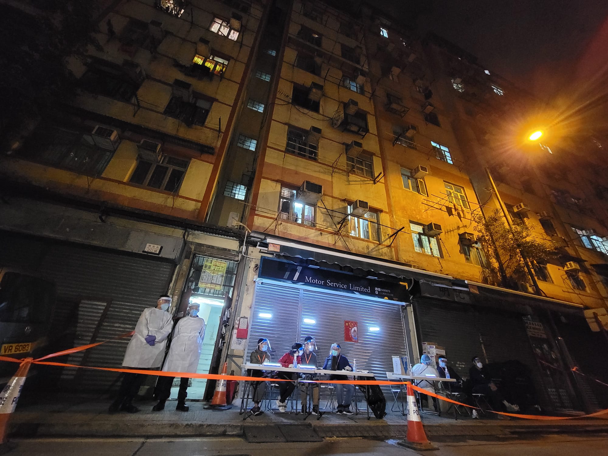土瓜灣燕安街18號、20號及駿發街17、19號今晚被圍封，當局派員上門為居民採樣。(鍾式明攝)
