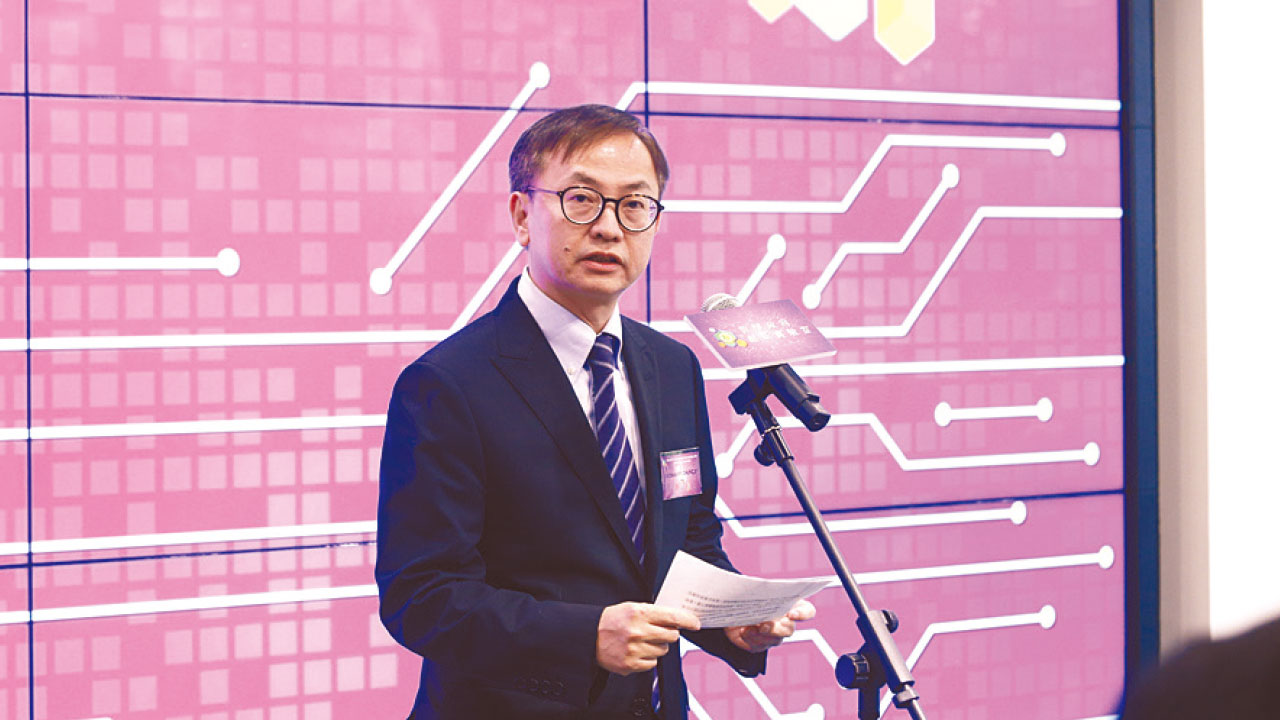 鍾偉强成首染疫問責官 鄧炳強太太家傭確診