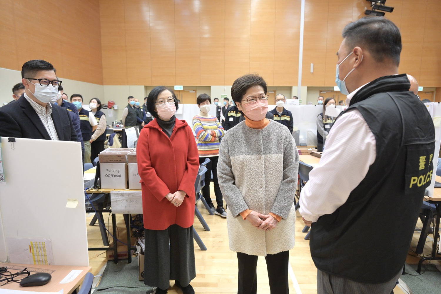 特首林鄭月娥探訪追蹤辦 感謝員工抗疫付出