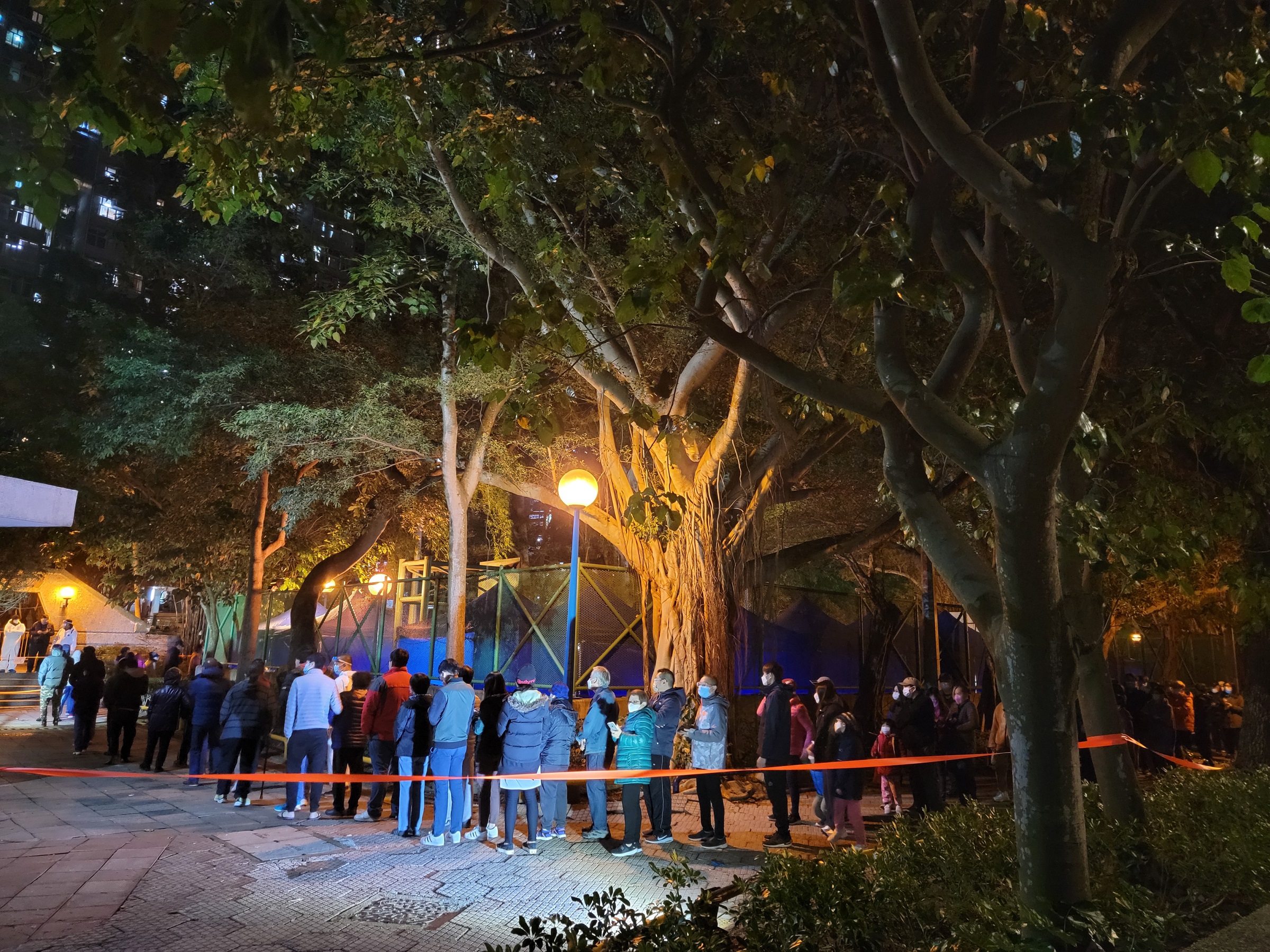 上水天平邨天喜樓圍封檢測。(資料圖片／鍾式明攝)