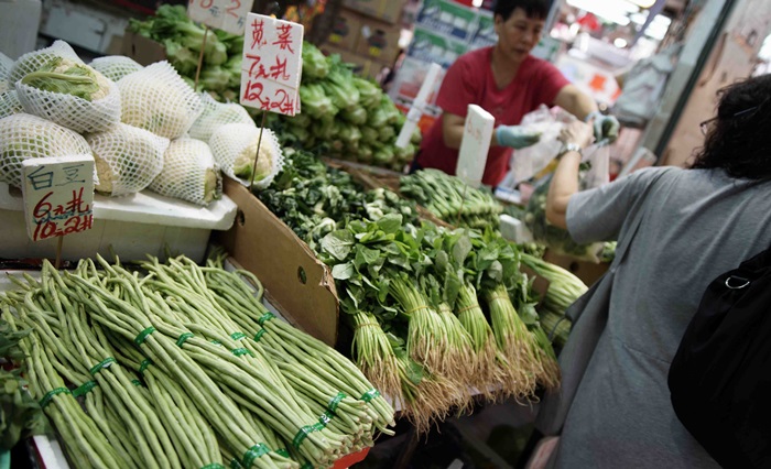 政府指，內地供港鮮活食品大致回復，預計菜價會進一步回落。