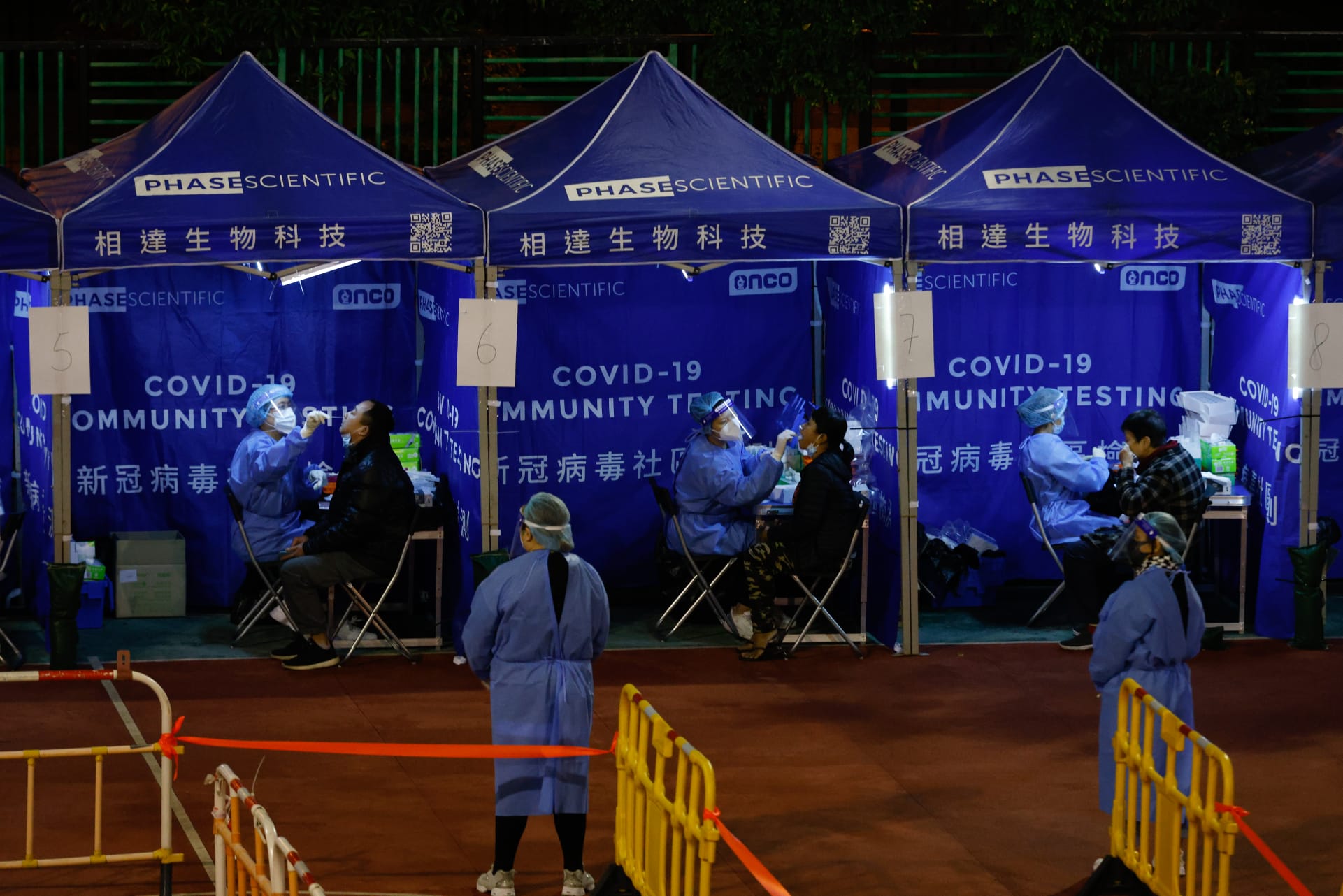 民政署設立100條熱線，今日開始為「居安抗疫」人士服務。圖為市民接受檢測。