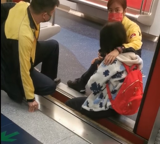 屯馬綫南昌站有乘站卡在列車和月台空隙