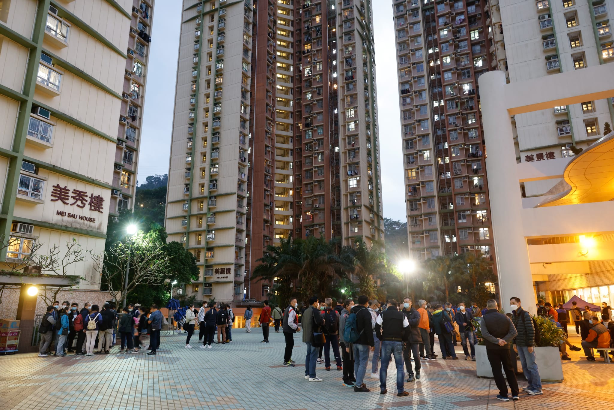 大圍美田邨美秀樓今晚7時半起被圍封強制檢測。(蘇文傑攝)