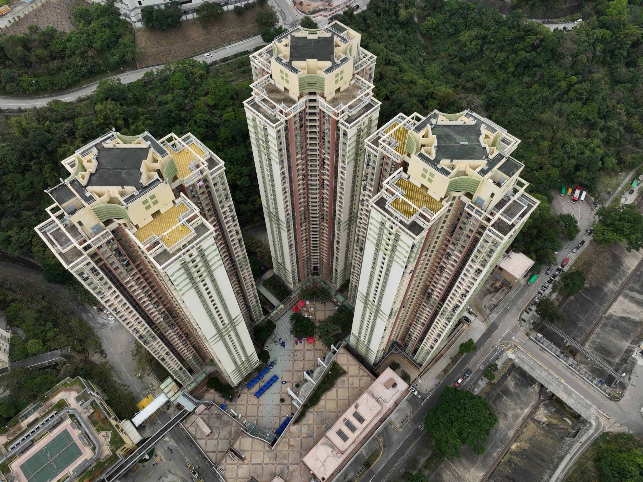 大圍美田邨美景樓及美致樓今早解封。(陳奕釗攝)