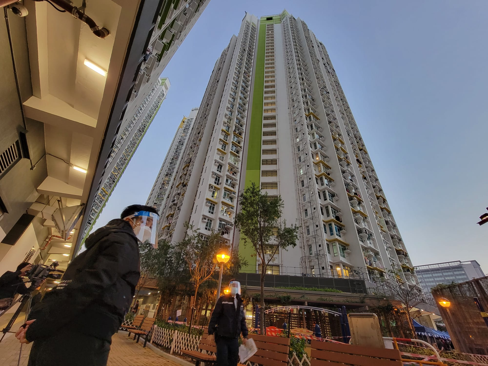 長沙灣麗翠苑麗棠閣圍封檢測。(鍾式明攝)