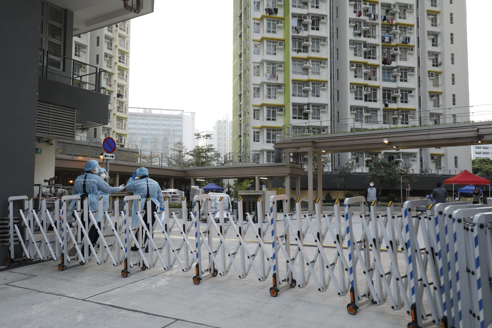 長沙灣麗翠苑麗柏閣圍封檢測。(林俊源攝)
