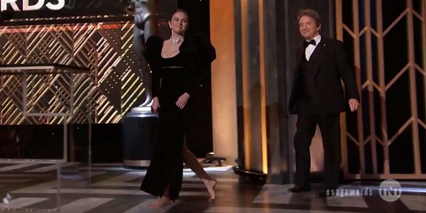 演員工會獎｜Selena Gomez赤腳上台頒獎