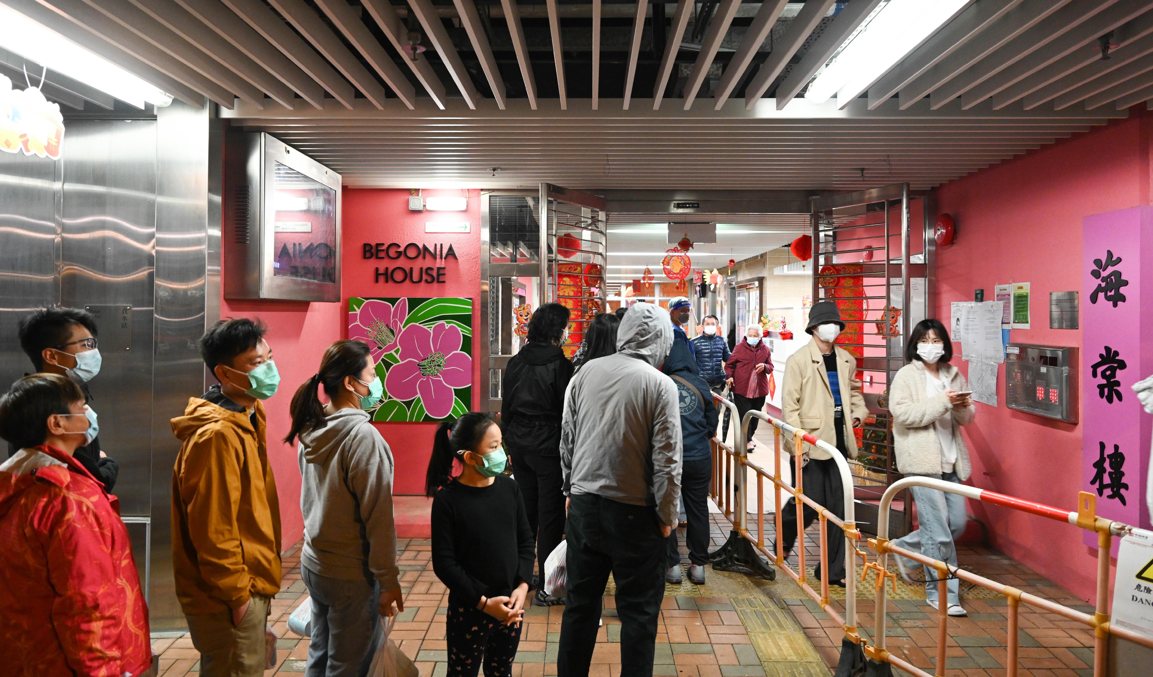 深水埗蘇屋邨海棠樓作出限制與檢測宣告及強制檢測公告。圖示受影響人士獲安排準備接受檢測。(政府新聞處圖)