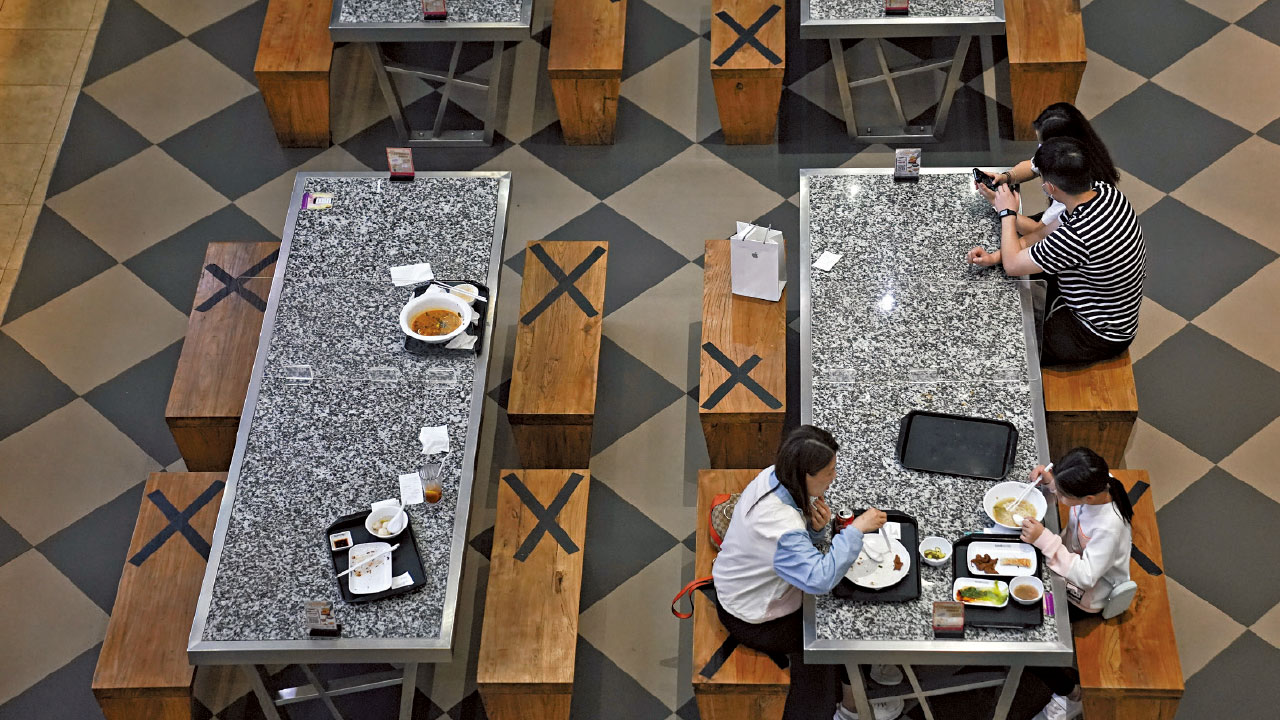 最新抗疫路線圖 暫緩全民檢測 取消禁飛令 3階段放寬限聚 4.21恢復晚市堂食