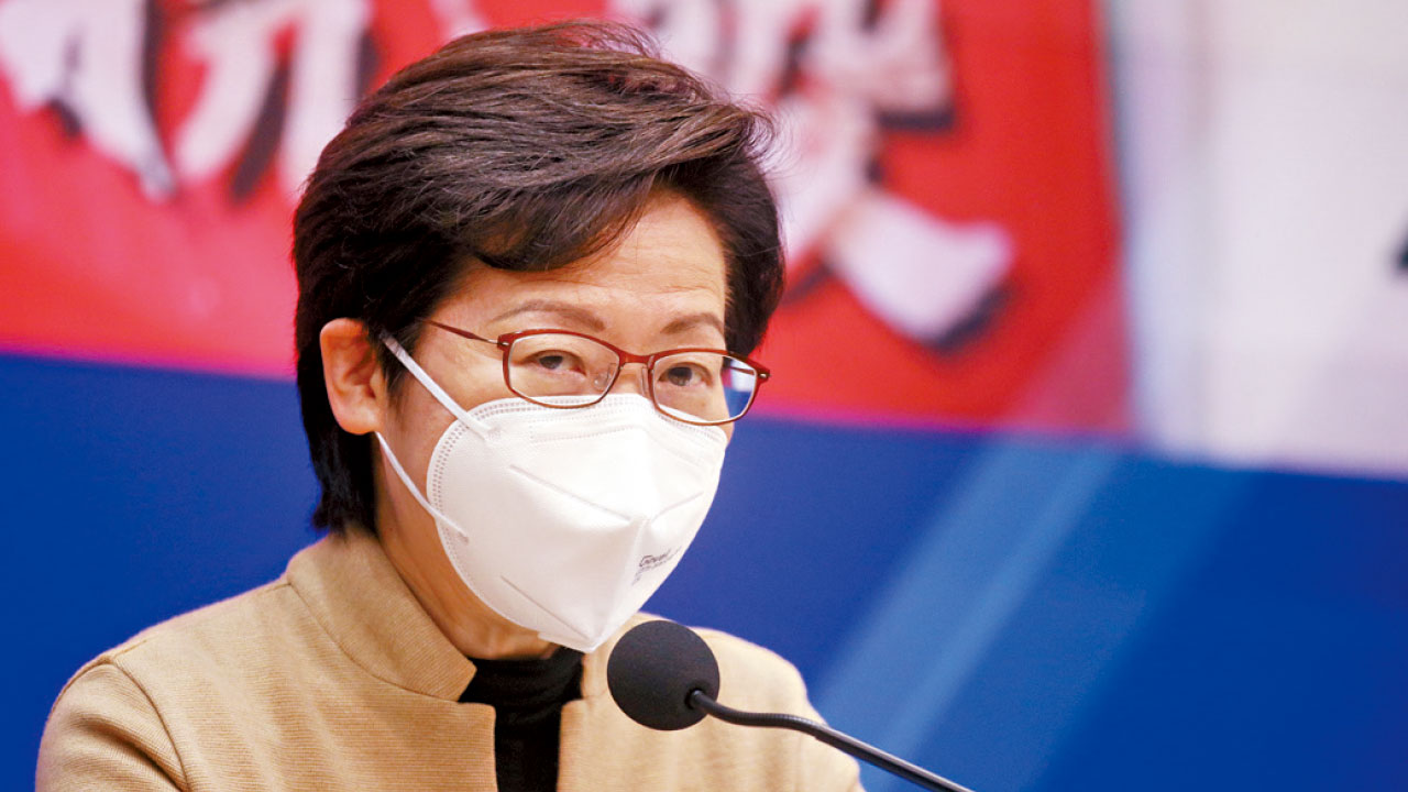 林鄭戴口罩見記者 「按風險評估作最合適工作」
