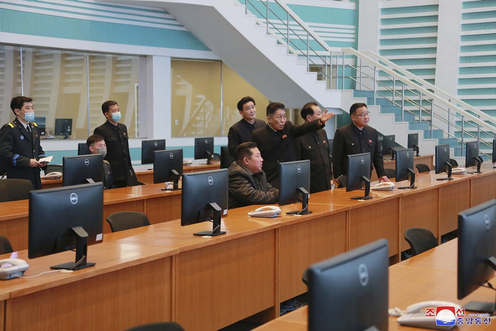 金正恩開發偵察衛星，蒐集美軍情報。(朝中社)
