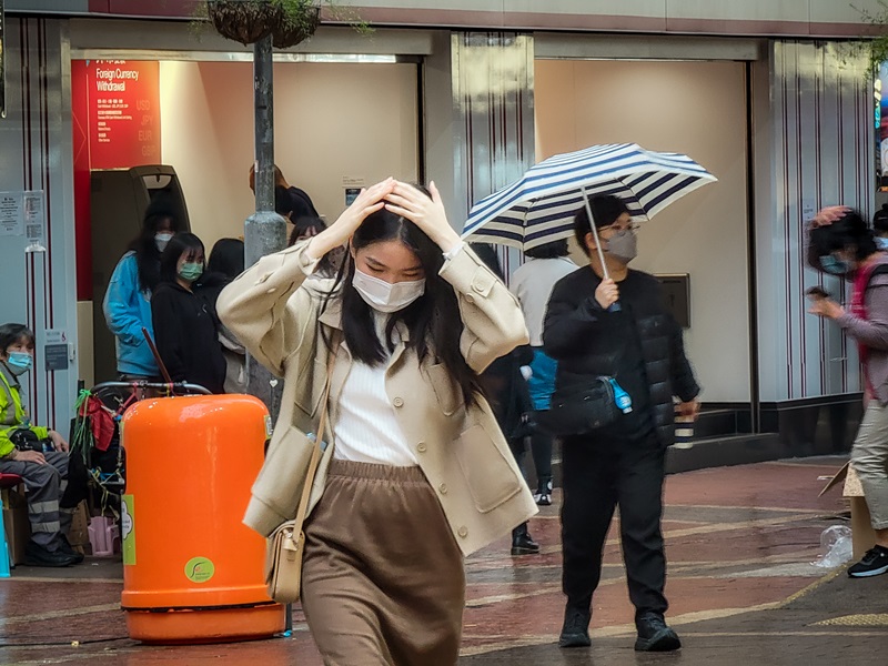 天文台指，本港今明兩日有驟雨雷暴，周末起轉涼最低約15度。(資料圖片)