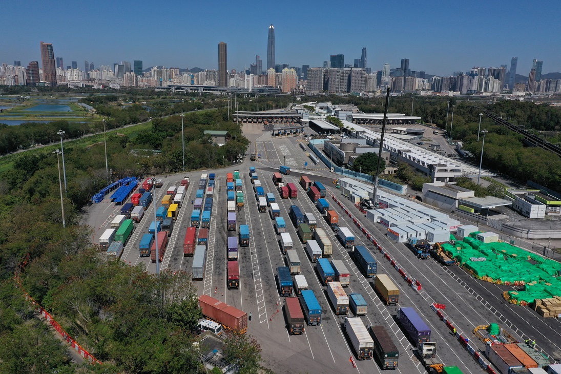 跨境貨車司機在港出發往內地前，需要在管制站接受快速核酸檢測。(資料圖片)
