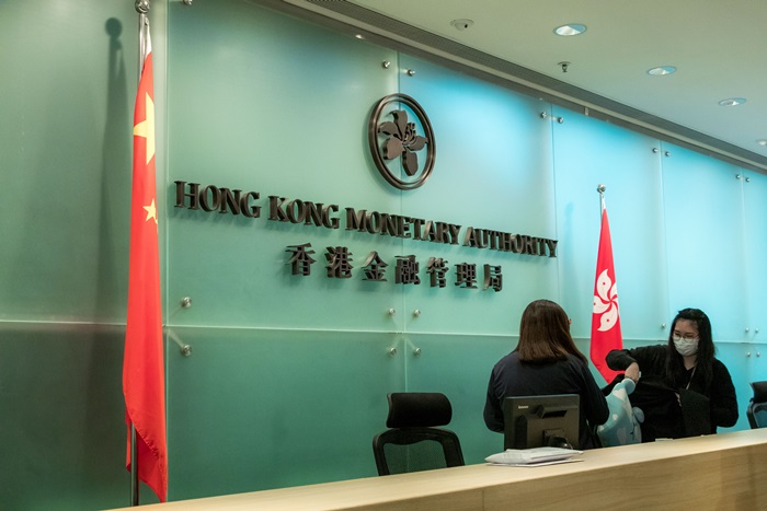 金管局指，本港上月底官方外匯儲備資產減至4,909億美元。