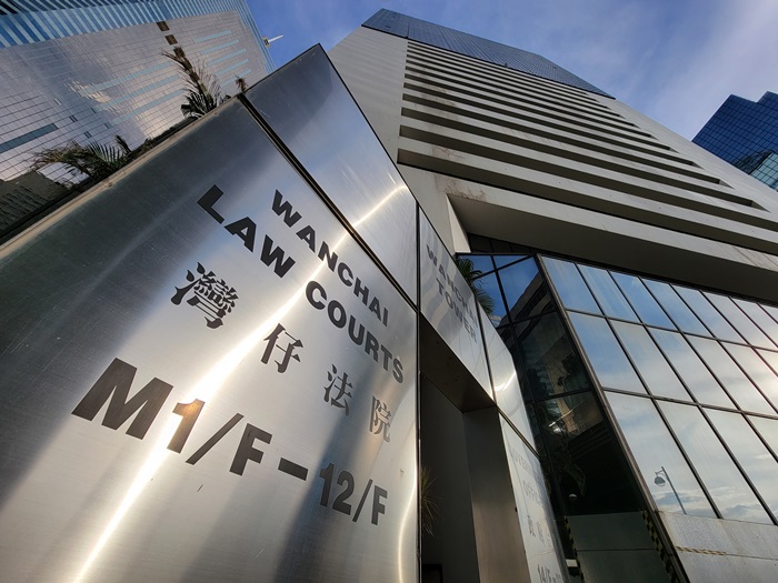 一名15歲青年涉嫌高空向警員淋鏹水，在區域法院判囚4年半。(資料圖片)