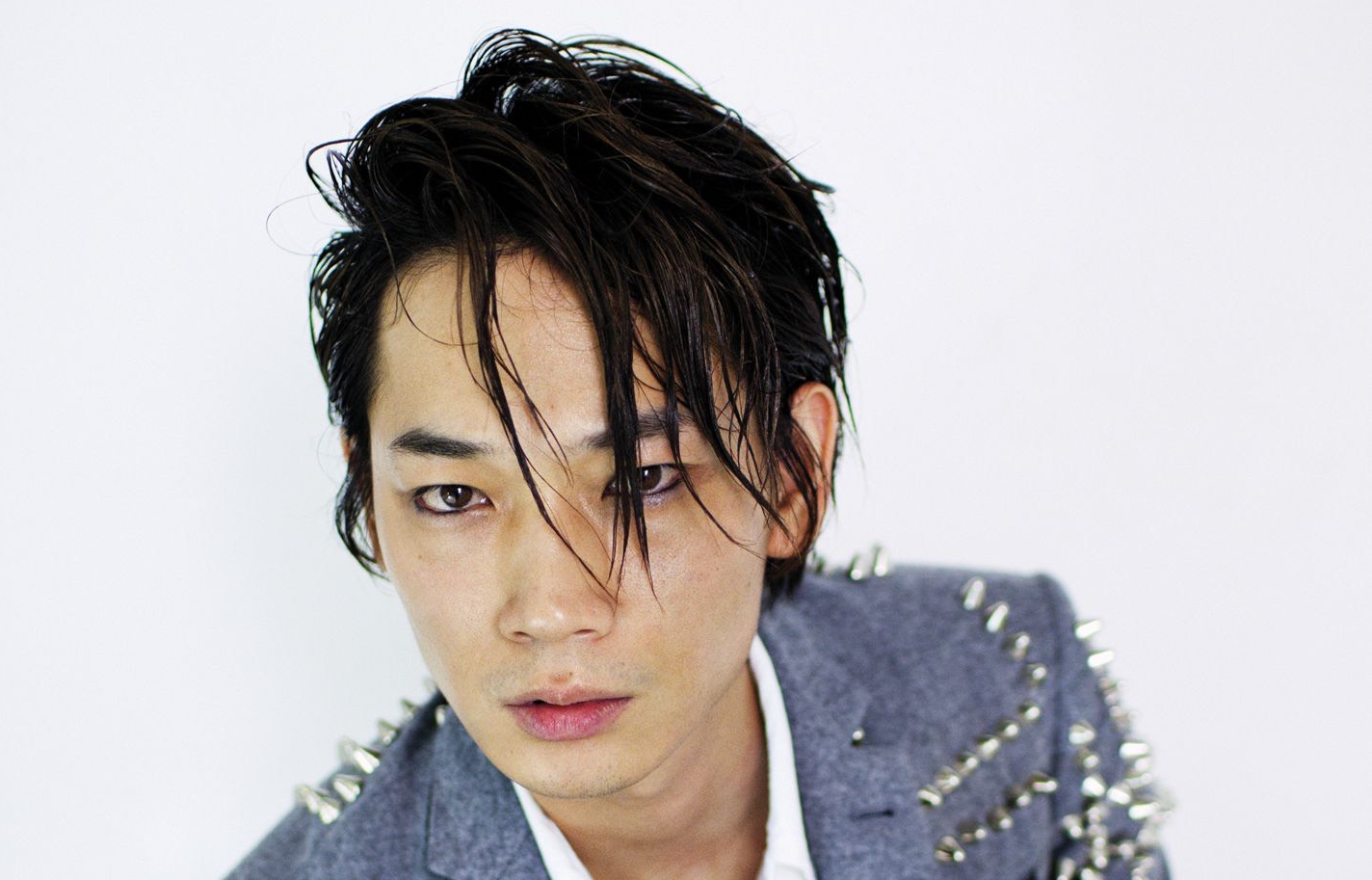 綾野剛約女模上床被拒 怒趕對方