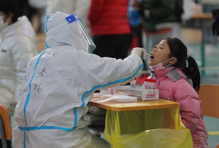 內地再多4594宗本土感染個案，上海增逾800宗個案再創新高。(新華社圖)