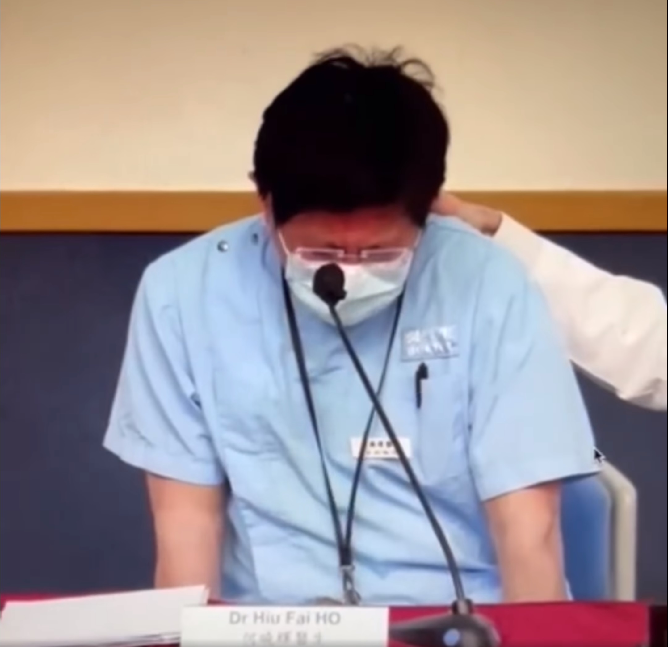 伊院急症室主管何曉輝醫生昨日在員工大會上交代轉變為指定醫院工作時，不禁感觸落淚。(網上片段截圖)