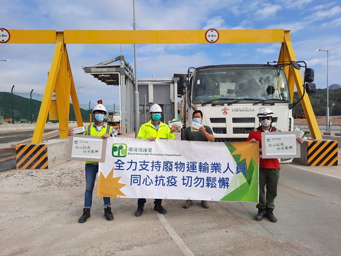 環保署向廢物運輸及回收員工派8萬份快速測試套裝，以感謝疫情下緊守崗位。(政府新聞處圖)