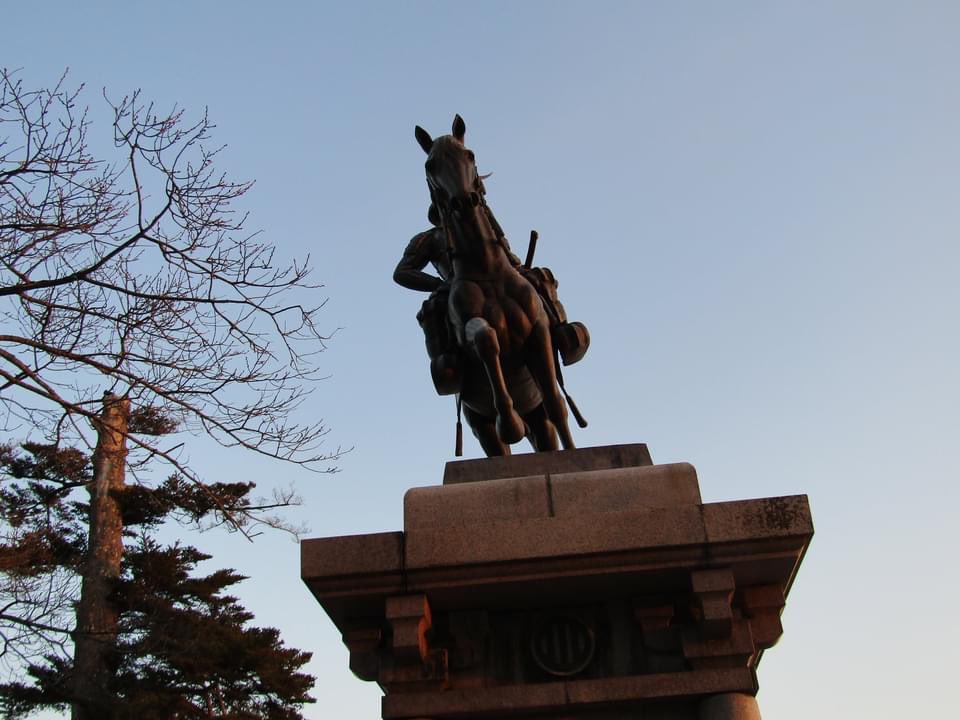仙台景點的伊達政宗騎馬像，在地震後傾斜。(Twitter圖片)