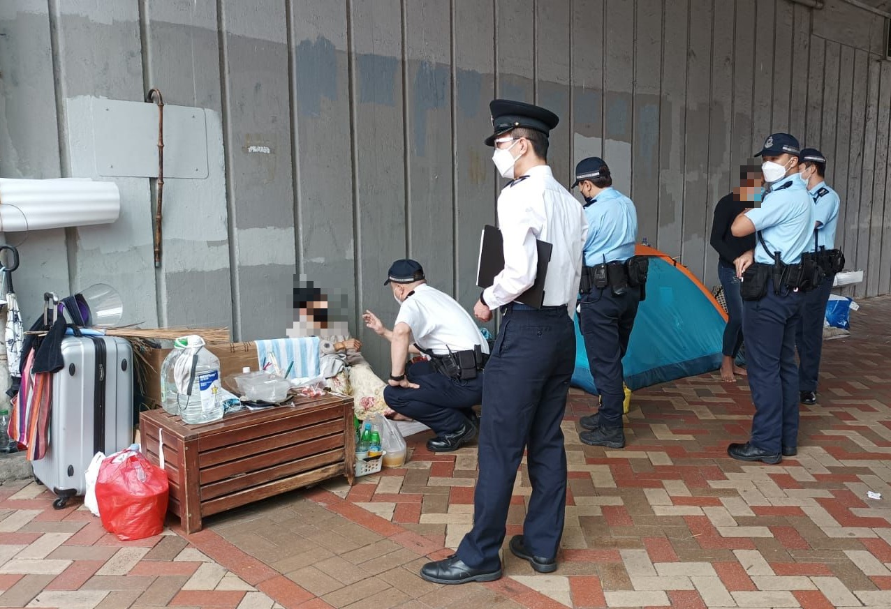 疫情｜警方跨部門聯合抗疫 勸離旺角太平道露宿者
