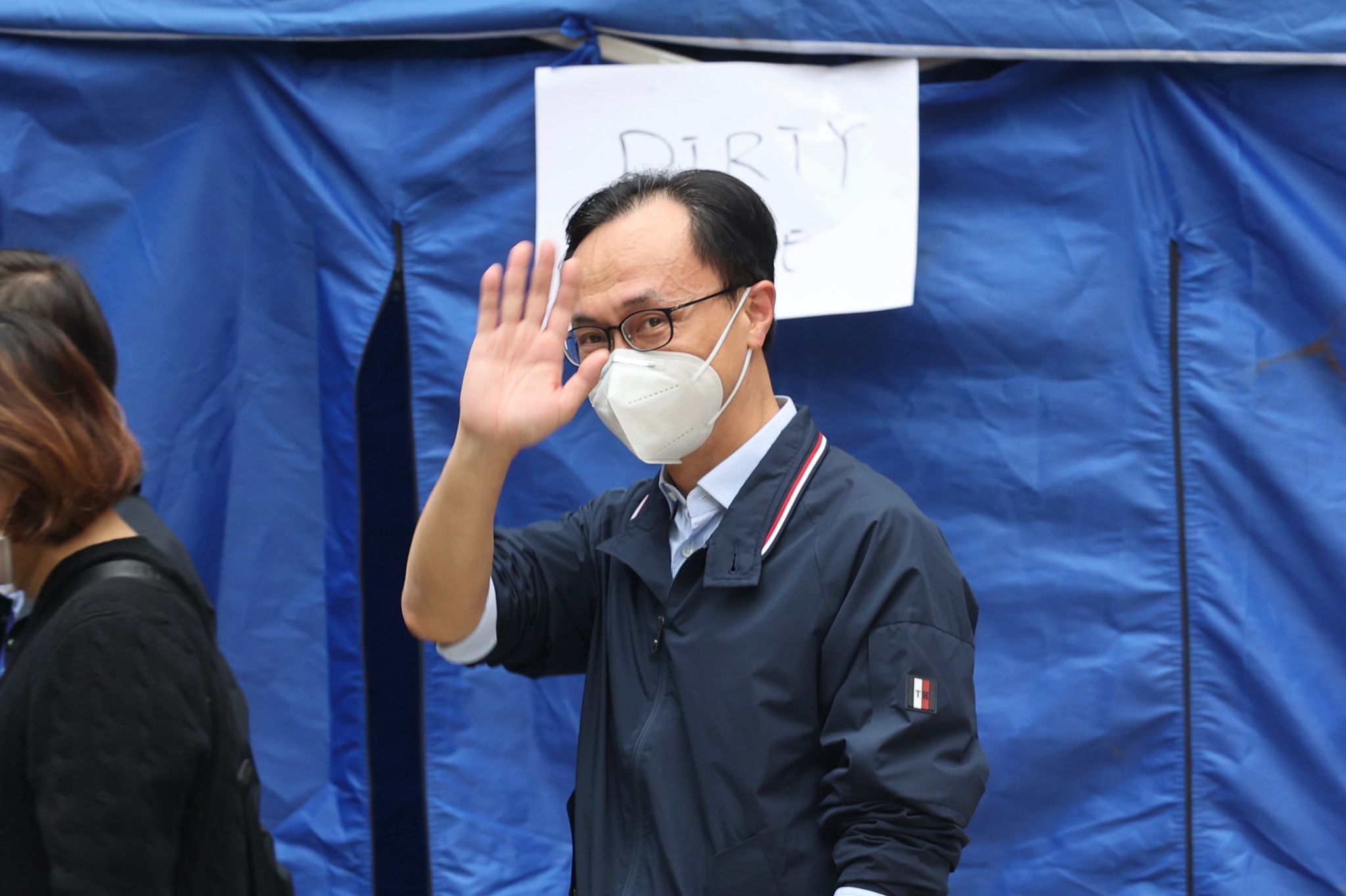 公務員事務局長聶德權今午現身大圍新翠邨新傑樓受限區域。