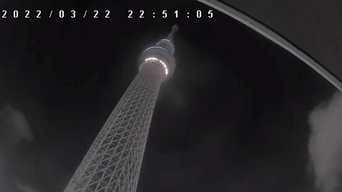為了節電，東京晴空塔首次整晚熄燈，僅閃動警示燈。(互聯網)