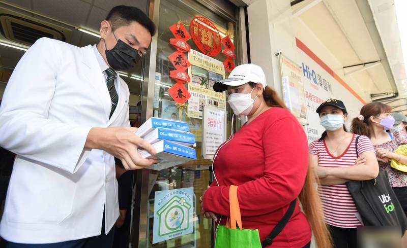 台灣今推實名購買快測包，民眾一早到藥局排隊購買。(互聯網)