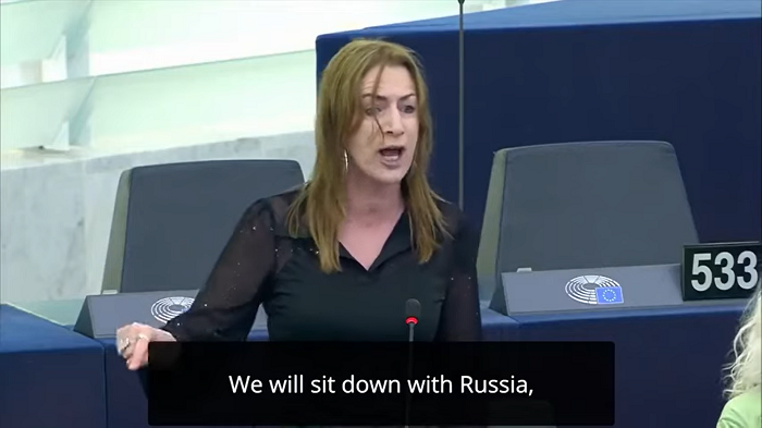 愛爾蘭的左翼議員在歐洲議會上批評北約向烏克蘭提供武器，不能停止戰爭，並呼籲歐洲與俄羅斯談判。(影片截圖)