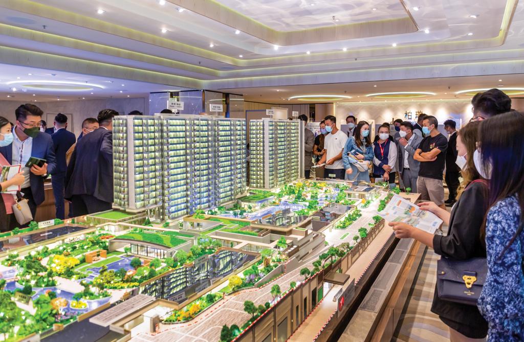 港鐵錦上路站項目柏瓏 I今日首日開放示範單位，反應熱烈，並於明日開始收票。