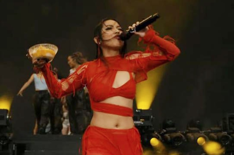 Danupha Khanatheerakul在美國舞台上宣傳泰國著名甜點芒果糯米飯。(互聯網)