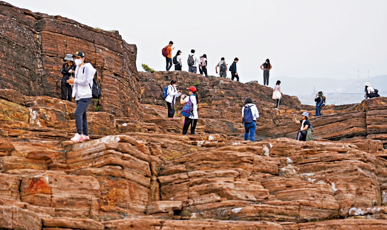 復活節長假最後一日 碼頭離島人頭湧湧