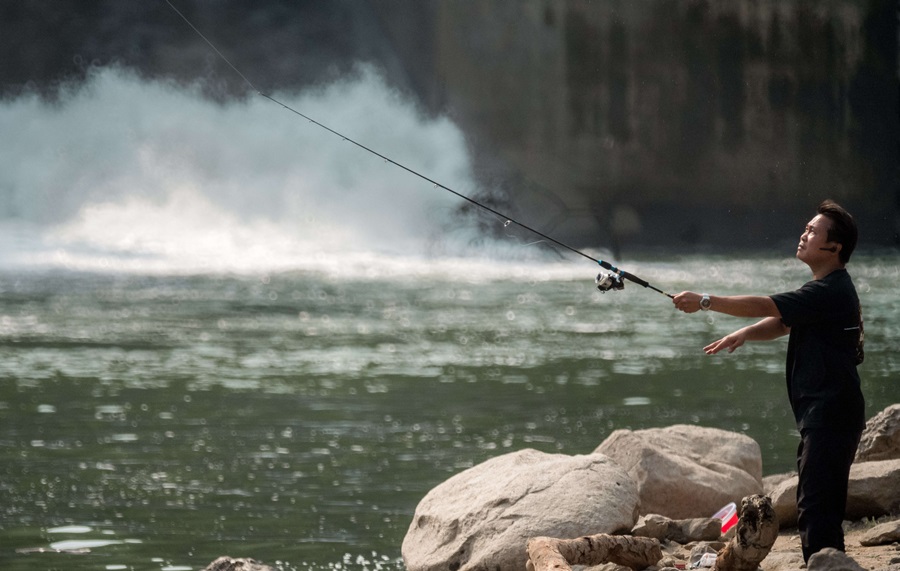 水務署明日放寬水塘釣魚期，容許持有有效釣魚牌照人士全年在香港所有水塘垂釣。(資料圖片)
