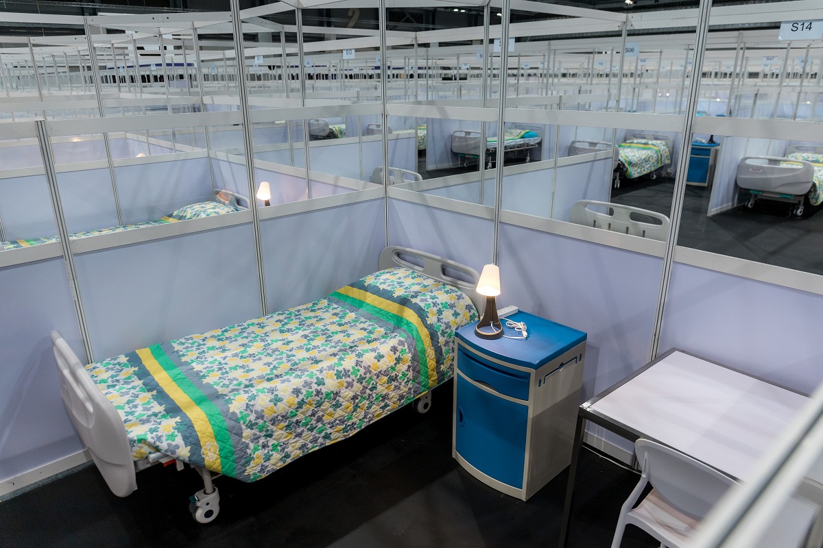 一名無染疫的七旬婦，日前被誤送往接收確診者的新冠治療中心(亞博館)。(資料圖片)