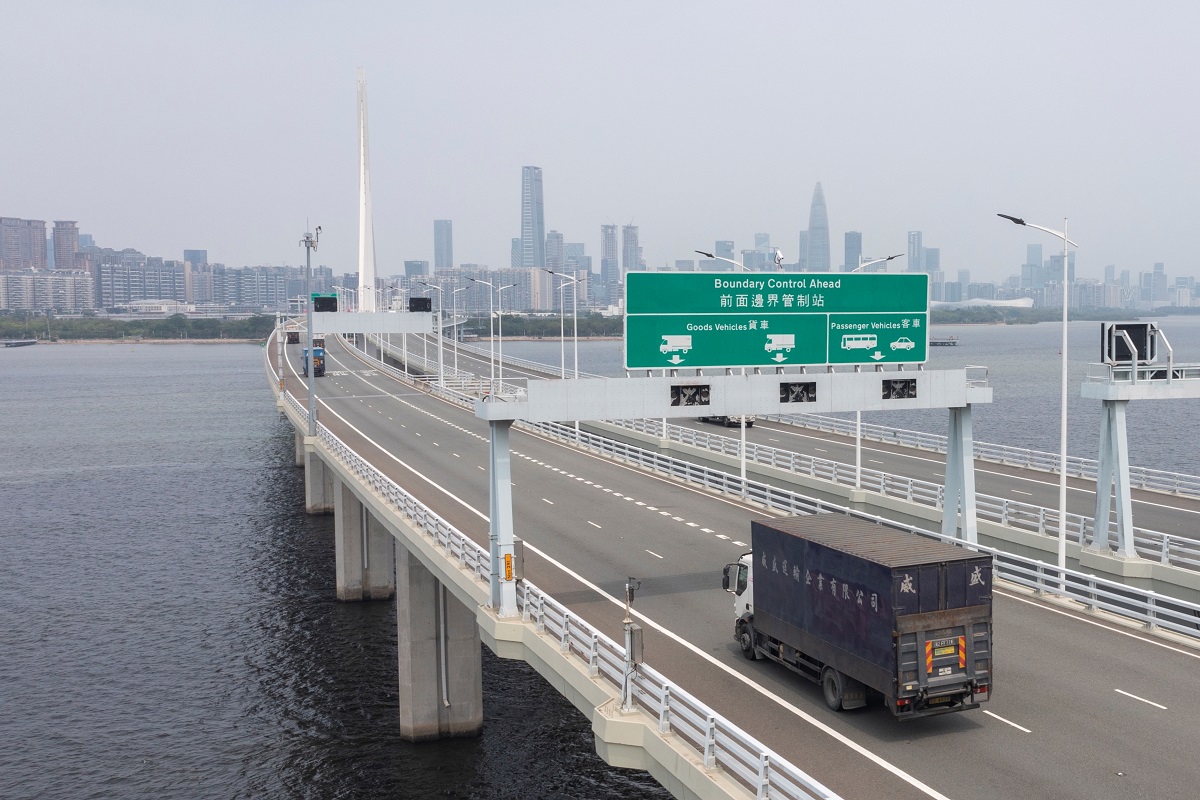 本港昨在管制站發現6名跨境貨車司機對新型肺炎呈初步陽性。(資料圖片)