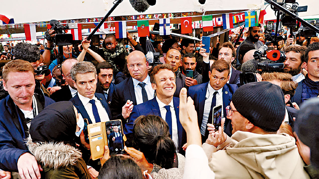 落區謝票｜深入窮區爭左翼票源 馬克龍遭擲車厘茄