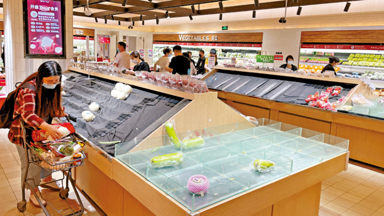 又Omicron｜全市70人染疫12區強檢 北京多家超市菜架掃空