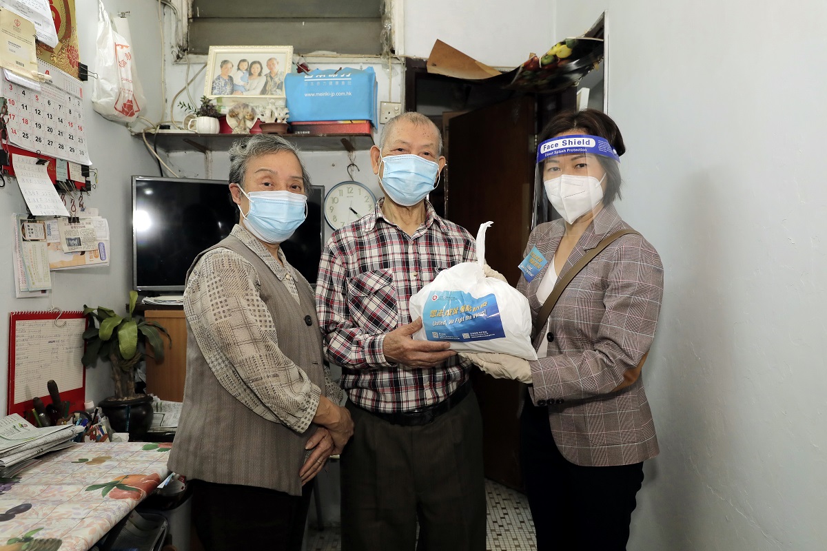 張趙凱渝(右)今日到油麻地舊樓，向基層家庭派發「防疫服務包」。(政府新聞處)