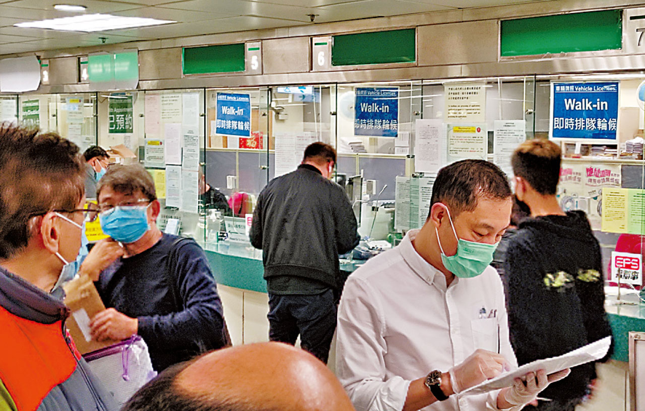 領牌現人龍 網上辦理比率低 運輸署承諾推廣網約拒派籌