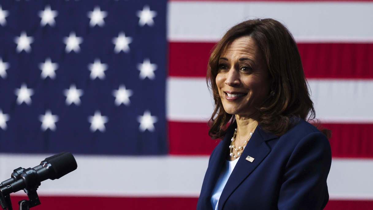 美國副總統賀錦麗確診新冠肺炎，CDC估算全國58%人口曾感染。(AP)