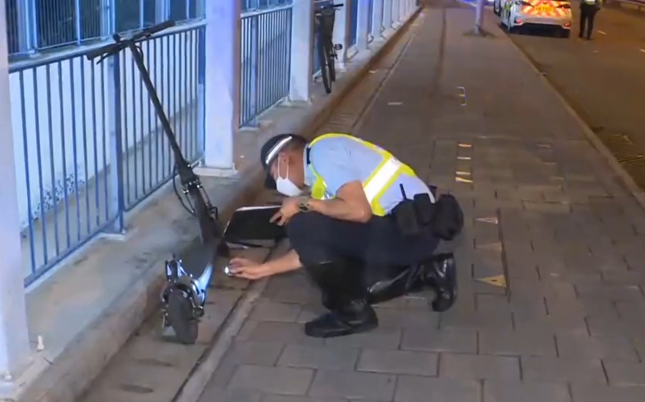 警員抄牌遭電動滑板車撞倒受傷