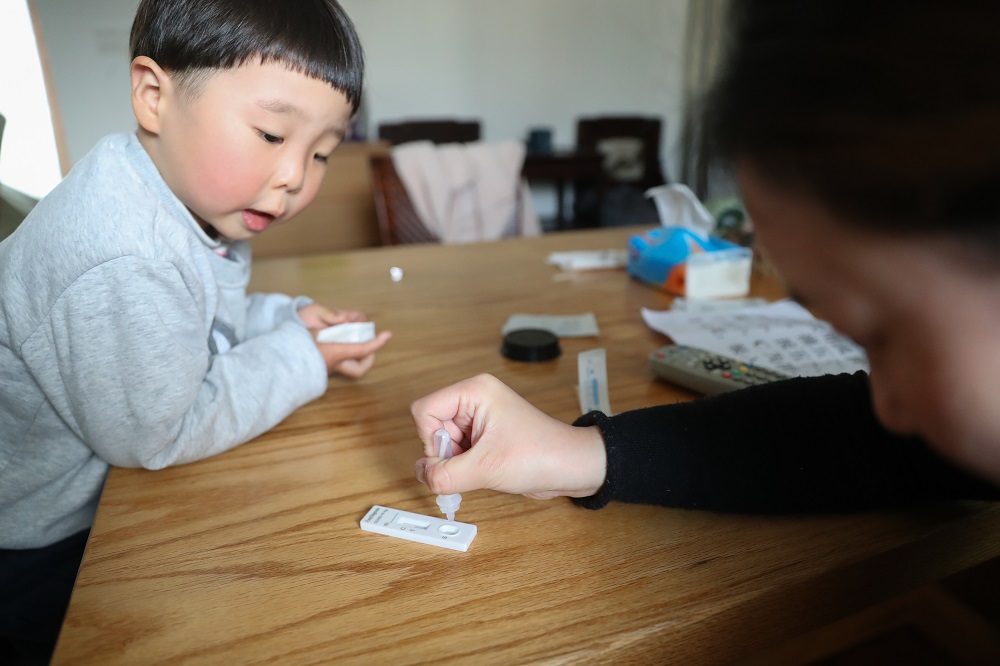 河北石家莊擬獎勵自我檢測陽性人士1000元人民幣。(新華社)