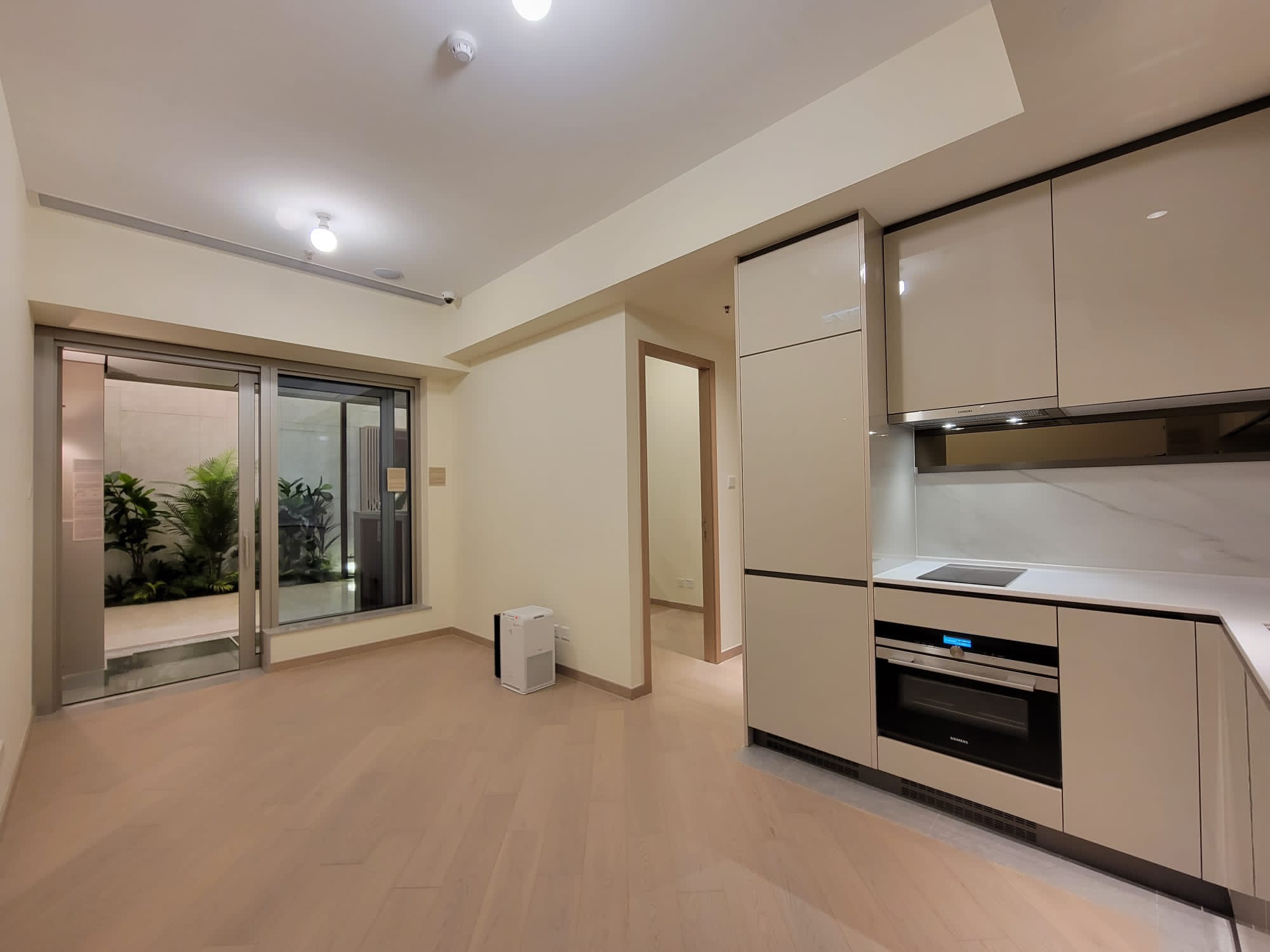 柏瓏I位於尖沙咀中心的示範單位及展銷廳，項目預計關鍵日期為2024年10月。