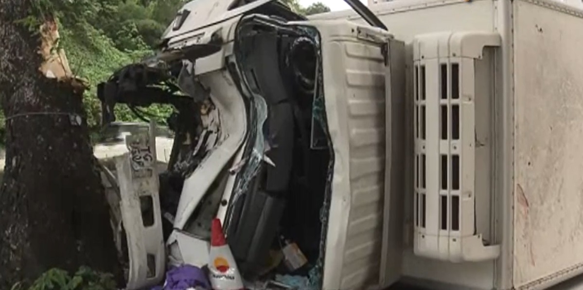 貨車撞大樹後翻側，車頭凹陷。(新聞截圖)