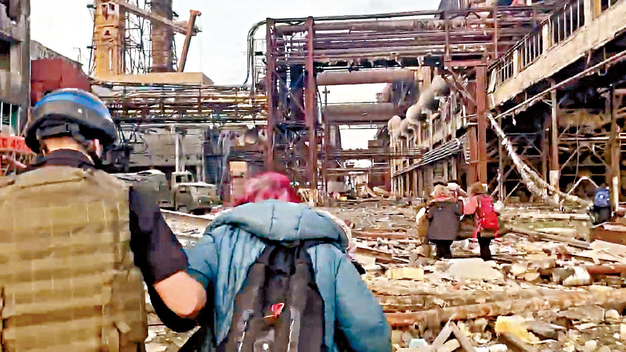 展開營救 亞速鋼鐵廠被圍困2個月 逾100婦孺成功撤離