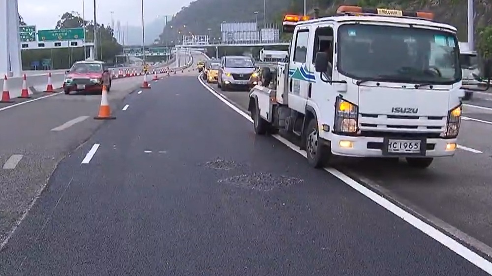 青衣修路工人遭撞斃，警追緝不顧而去貨車下落。(電視截圖)