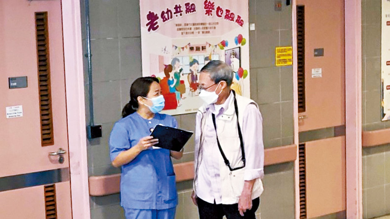 醫管局恢復特別探訪 老夫妻相隔四月終重聚