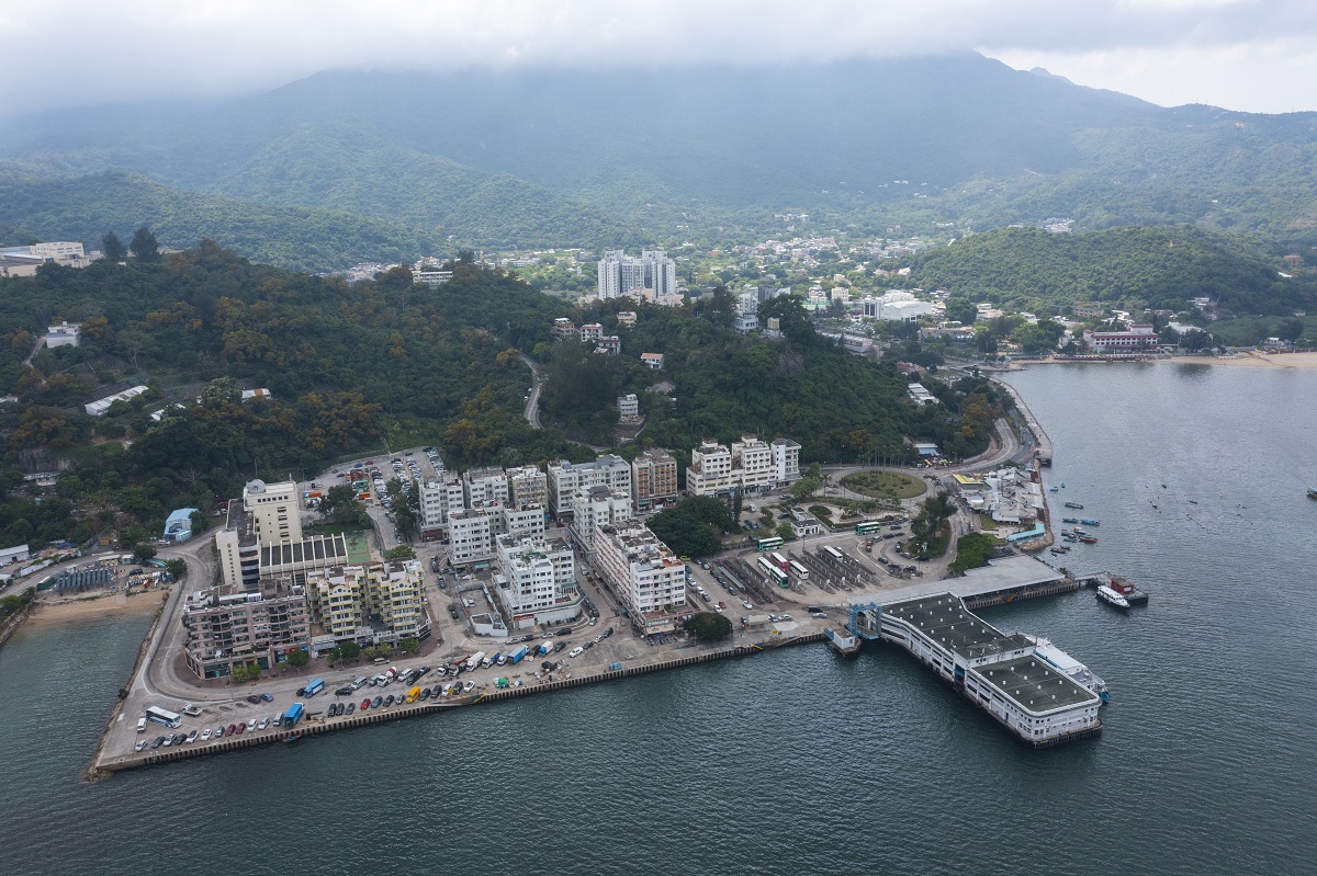 運輸署7月1日起實施第二階段「大嶼山自駕遊」。圖為屬大嶼山南部封閉道路的梅窩碼頭一帶。(資料圖片)